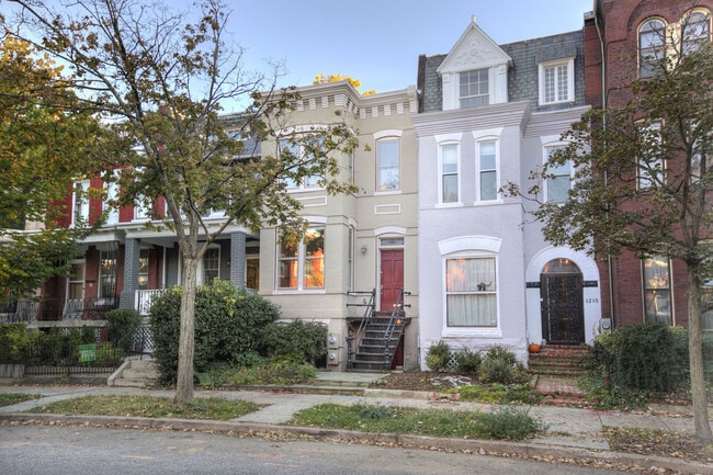 Building Photo - 1217 1/2 Independence Ave SE-