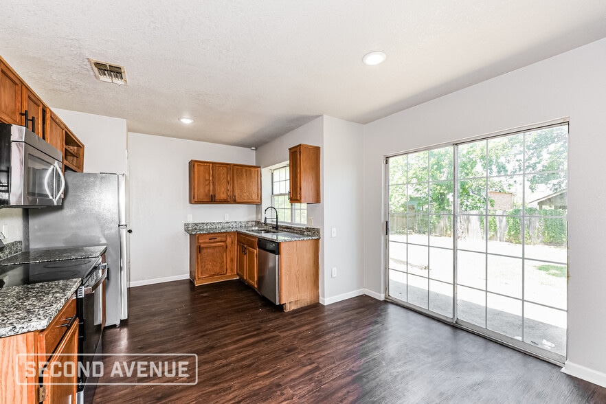 Building Photo - 2712 Creekwood Ln