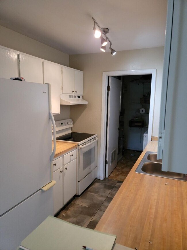 Building Photo - MOVE IN READY!! 2-Bedroom Boulder Condo