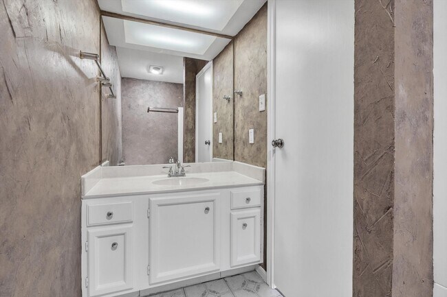 Building Photo - 7447 Cambridge St