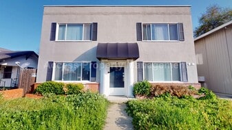 Building Photo - 21 E Walnut St