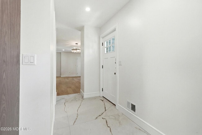 Building Photo - 19 Roslyn Dr