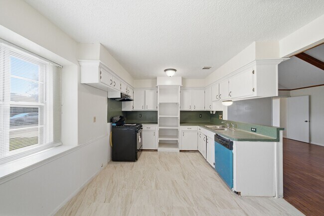 Building Photo - 122 White Cedar St