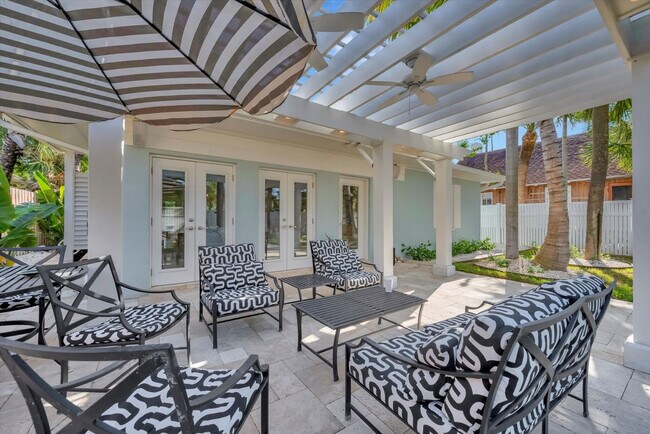 Building Photo - 3002 Pass a Grille Way