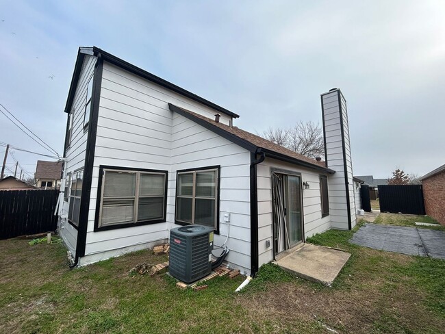 Building Photo - 1305 White Lake Dr