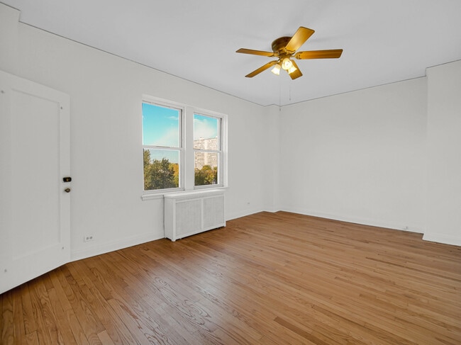 Building Photo - 5000 S Cornell Ave