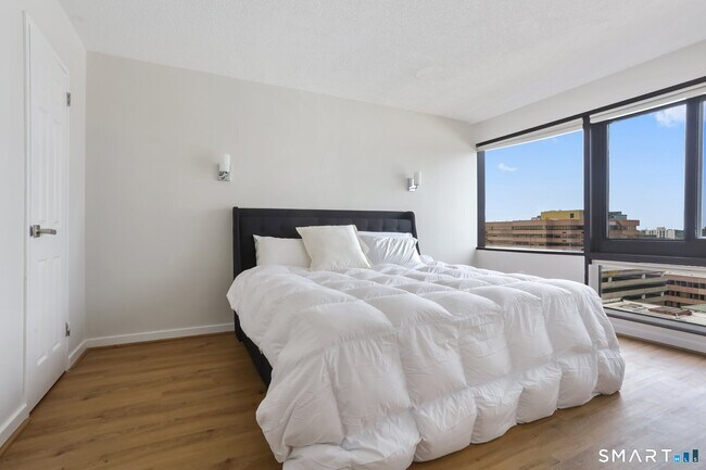 Building Photo - 127 Greyrock Pl