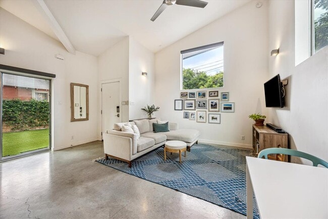 Building Photo - 207 Caney St