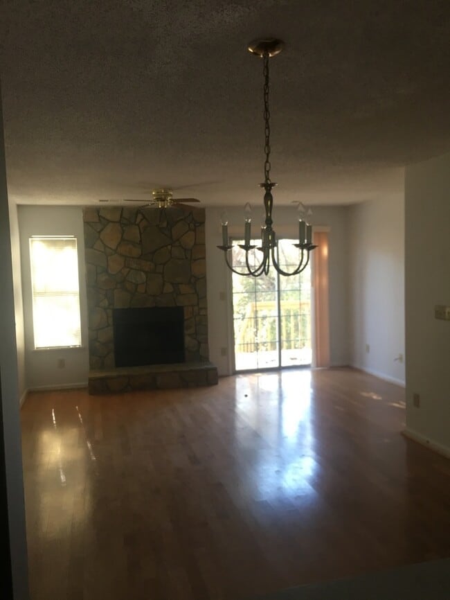 Building Photo - Spacious Townhouse in Windsor Gate