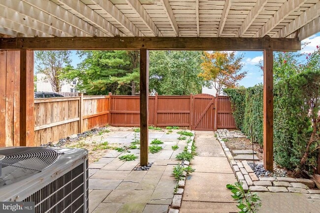 Building Photo - 689 Clearview Ave