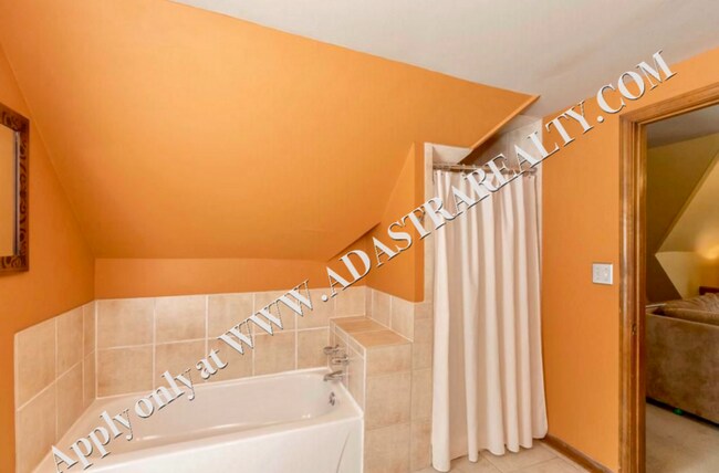 Building Photo - Inviting 3 Bedroom Close to Everything-Available in MAY!!