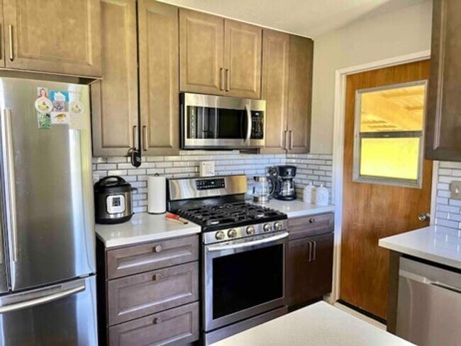 Building Photo - Available Now | Furnished 2BD/1BA Home in Hawaiian Paradise Park