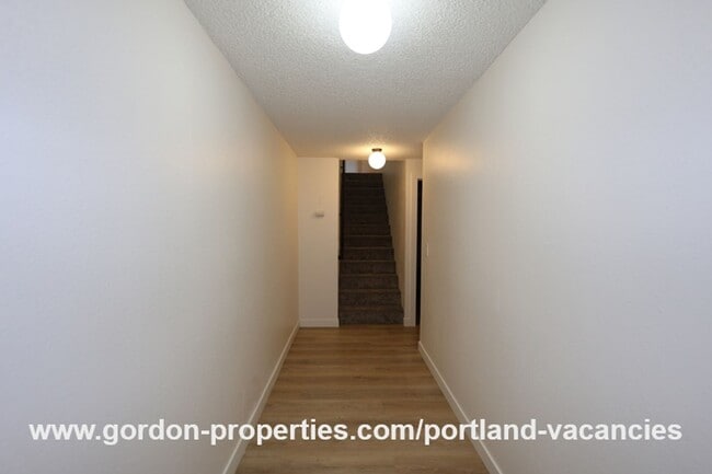 Building Photo - SE 15th Ave - remodeled 3 bedroom duplex w...