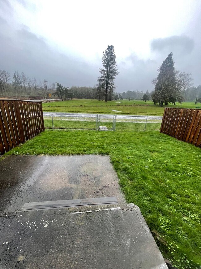 Building Photo - Large 2 Bedroom over looking the Golf Course!