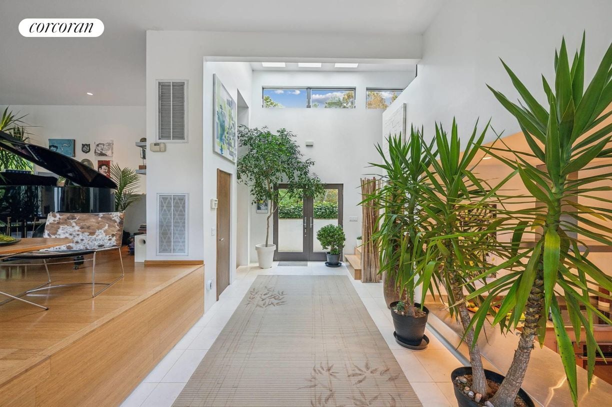 Building Photo - 10 Three Mile Harbor Hog Creek Rd