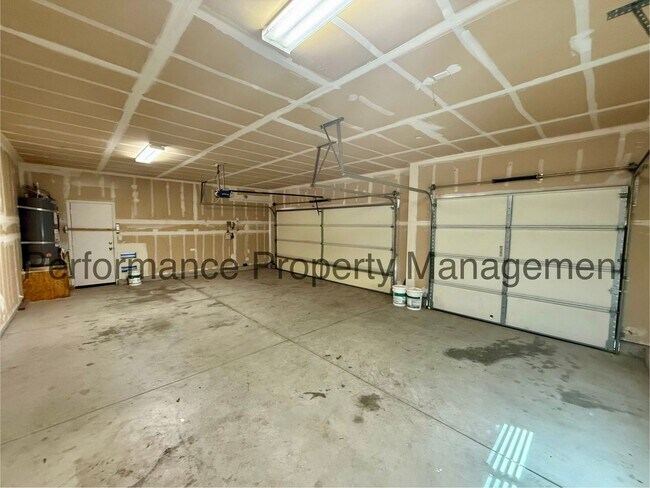 Building Photo - Spacious 4 Bed/2 Bath SW Bakersfield Home w/ RBP & $0 Deposit Option