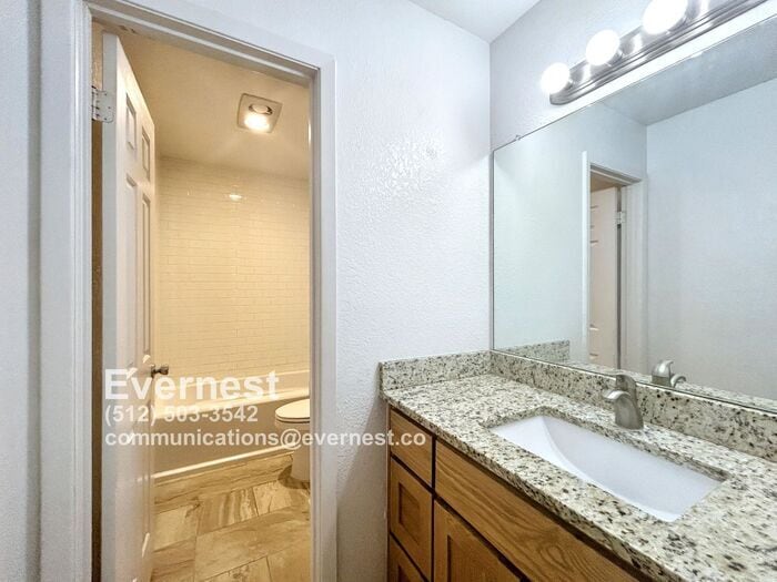Building Photo - 707 Valley View Dr