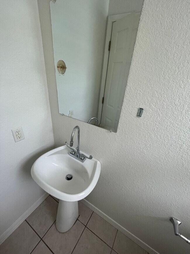 Building Photo - Spacious Home for Rent