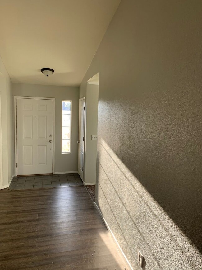 Building Photo - 3 Bedroom 2 Bath