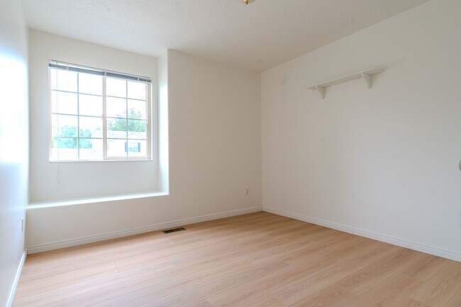 Building Photo - Beautiful Remodeled Home In Great Clinton Area