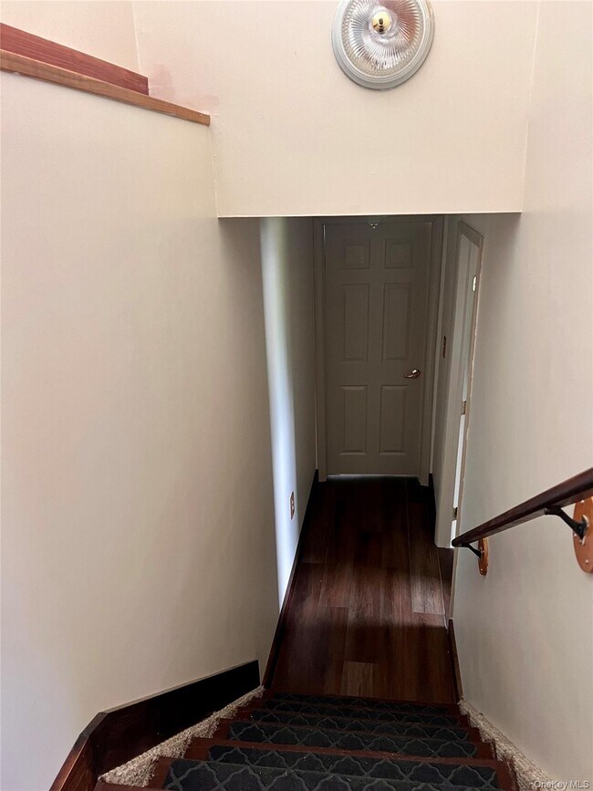 Building Photo - 2 Oak St