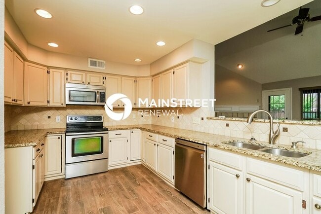 Building Photo - 3 Bedroom Pet-Friendly Home in Carrollton, TX with Main Street Renewal