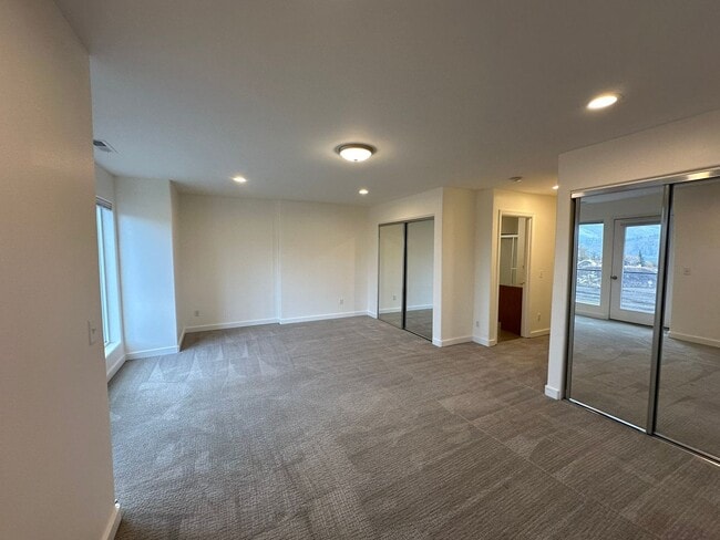 Building Photo - Application Pending - 3 Bedroom Townhouse For Rent In Hood River