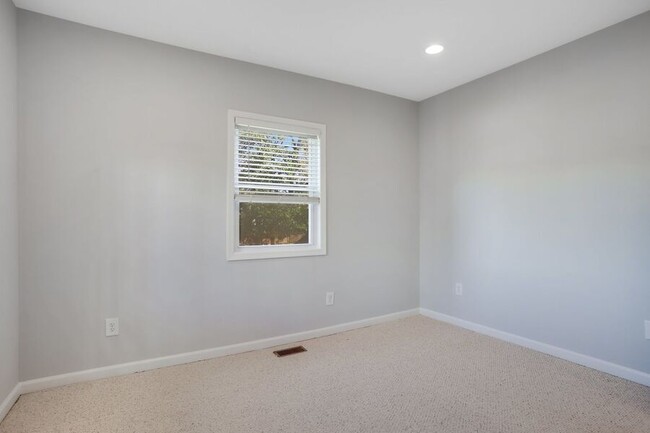 Building Photo - Amazing Anacostia 3 Bedroom with Parking I...