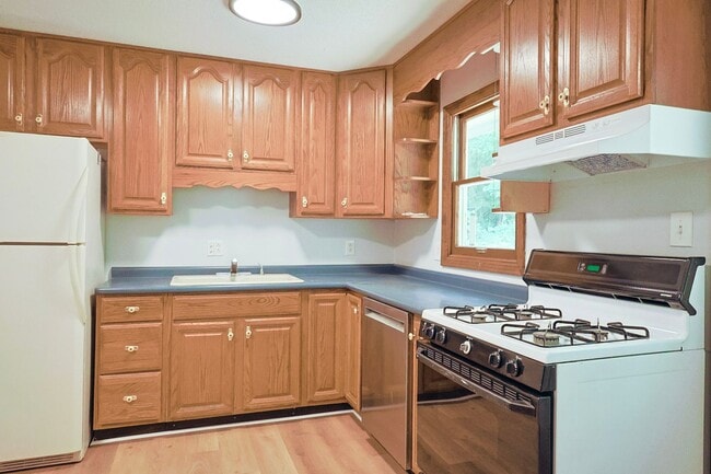 Building Photo - nice renovated 4 Bed 3 Bath