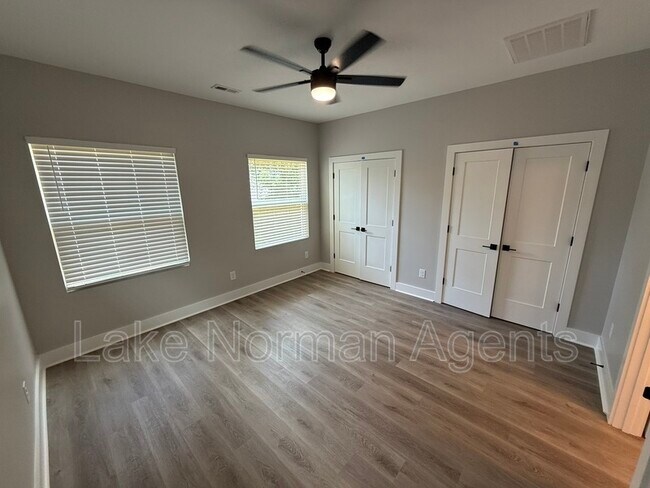 Building Photo - 525 Dellwood Dr