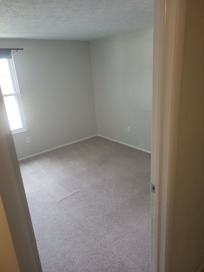 Building Photo - 916 Chatsworth Dr