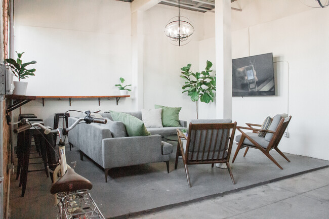 Common Area - Living Room - 1141 N Mission Rd