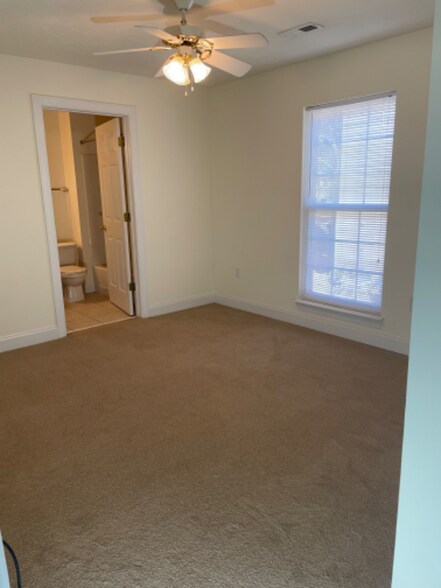 Building Photo - 1016 Hickory Dr