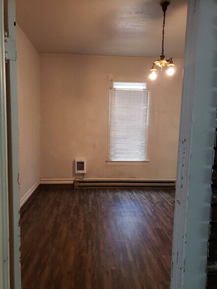 Building Photo - 620 NE Maple St