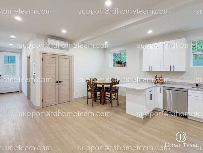 Building Photo - 2511 Locust Ave W