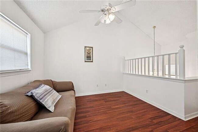 Building Photo - Three Bedroom Three Bathroom