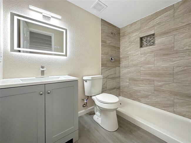 Building Photo - 5920 Lago Vista Way