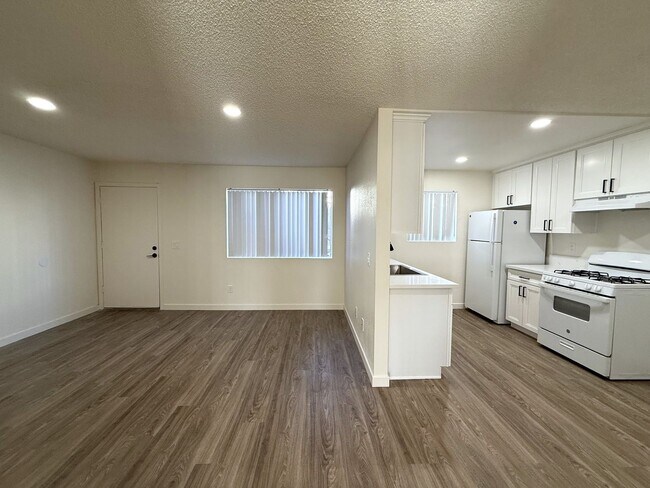 Building Photo - 123 W Olive Dr