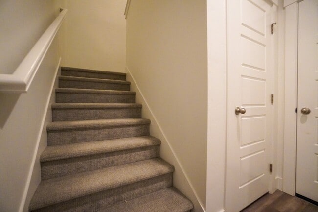 Building Photo - 5967 W Daphne Dr