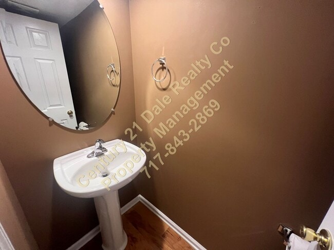 Building Photo - Beautiful 3 BR, 2.5 Bath home in Woodcrest Hills Condo located in Central York School District