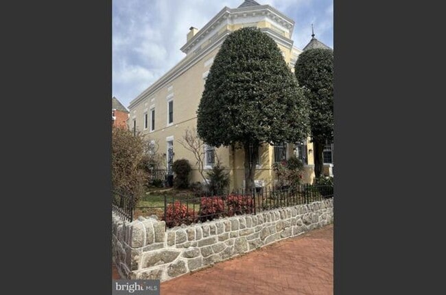 Building Photo - Spacious 4-Bedroom, 2-Bathroom Apartment i...
