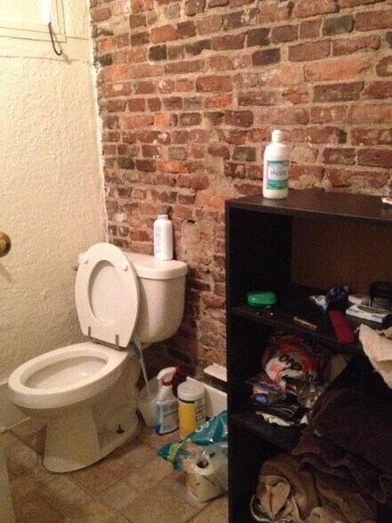 Building Photo - 40 Anderson St