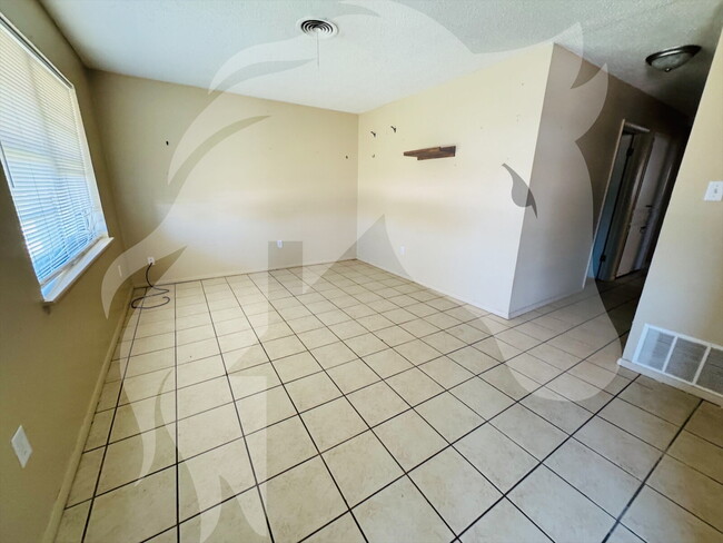 Building Photo - "Charming 4-Bed Oasis on NW Hoover Ave, La...