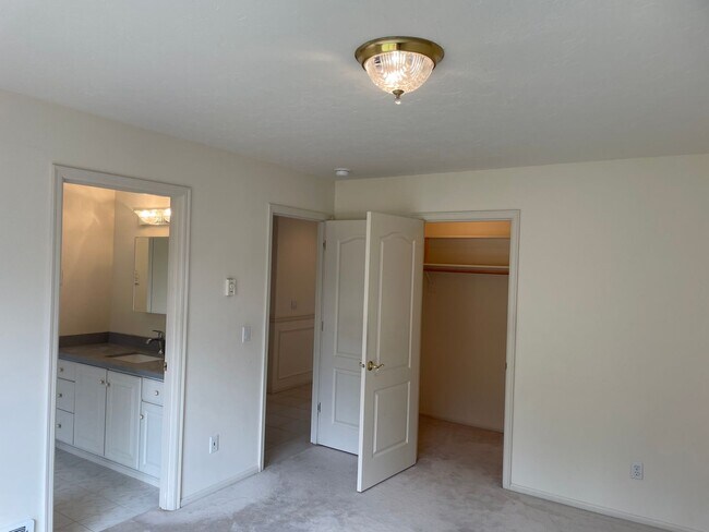 Building Photo - Single Level Useless Bay Home with Bonus Room!