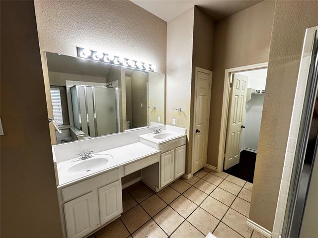 Building Photo - 4600 Palm Valley Dr