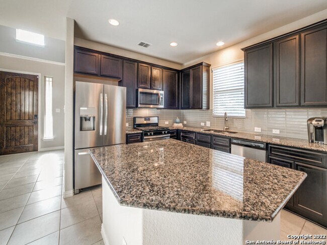 Building Photo - 4 Bedroom/3.5 Bathroom Alamo Ranch