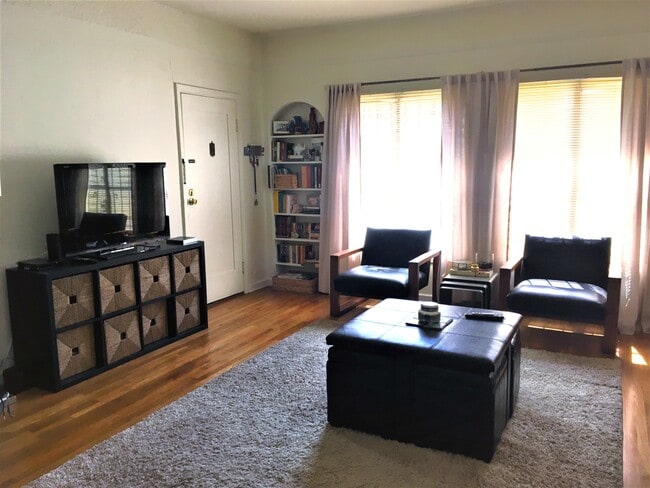 Building Photo - 466 N Orange Grove Ave