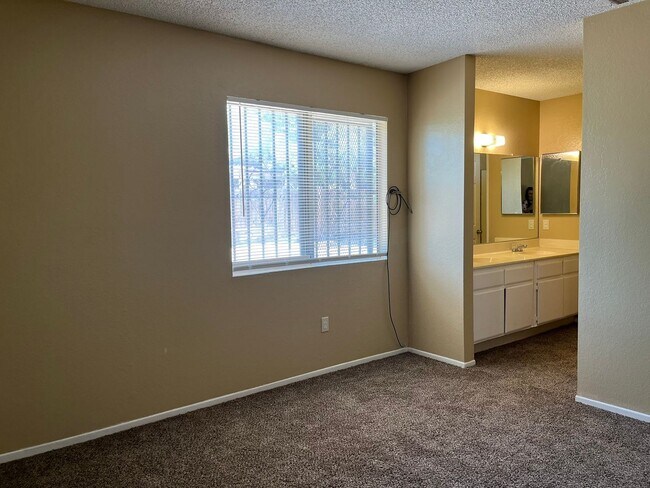 Building Photo - 10443 Cimerron Trail Dr