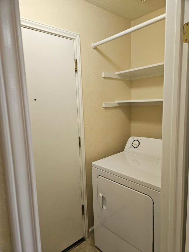 Building Photo - 1002 Woodview Dr