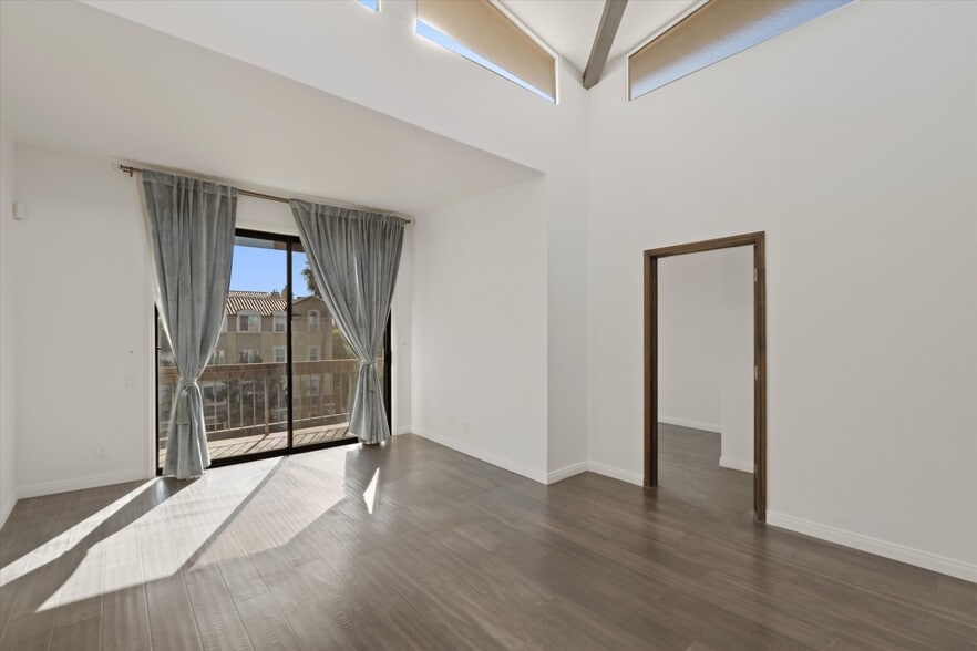 Building Photo - 2175 S Beverly Glen Blvd